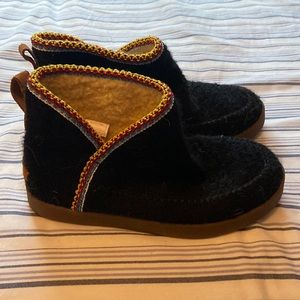 Sanuk boot never worn size 8 black